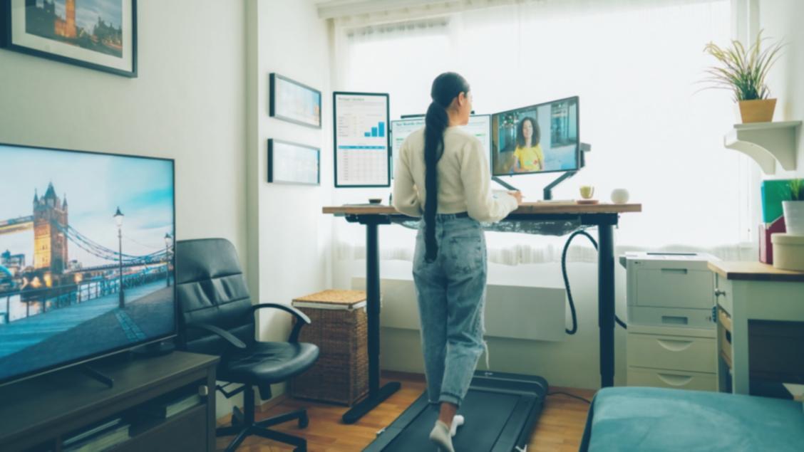 Profesional revisando contenido técnico en portátil durante sesión de trabajo colaborativo